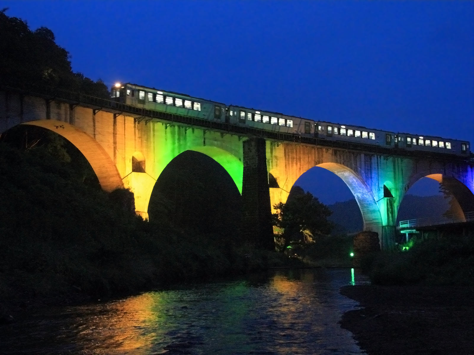 ロマンチックなめがね橋と薄暮の列車 壁紙自然派 楽天ブログ