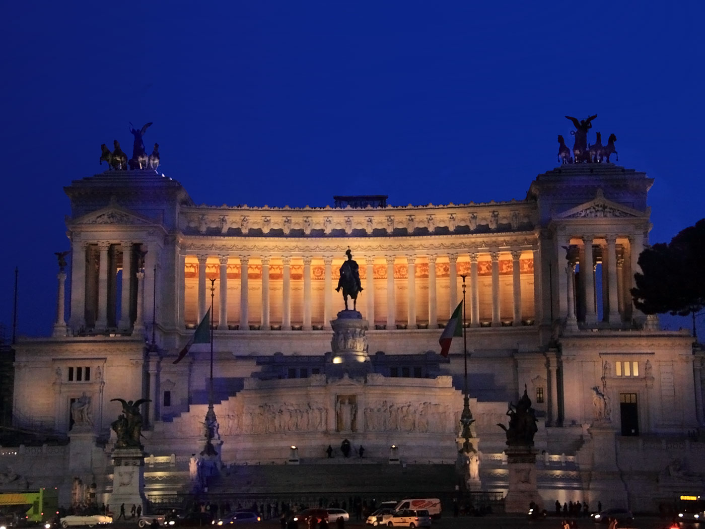 ローマ統一の立役者エマヌエーレ2世の記念堂夜景 壁紙自然派 楽天ブログ